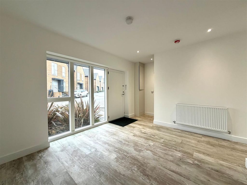 Property photo 3 of 13 Lounge