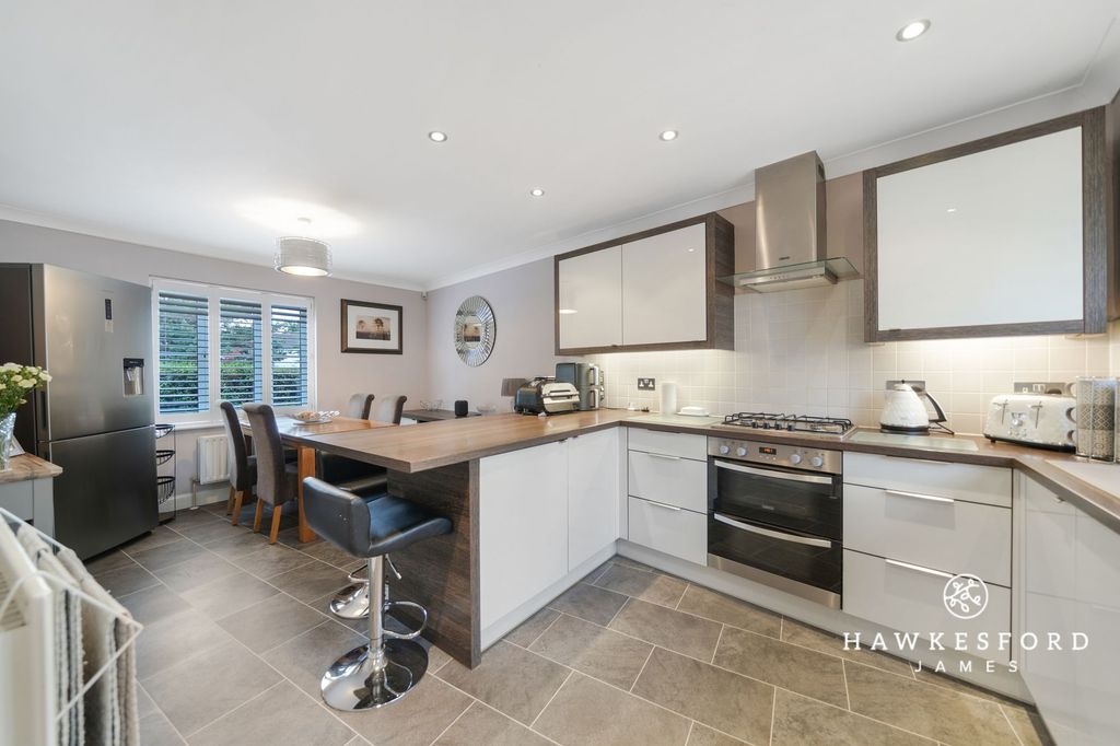 Property photo 3 of 17 Sharfleet Crescent, Iwade - Kitchen Diner