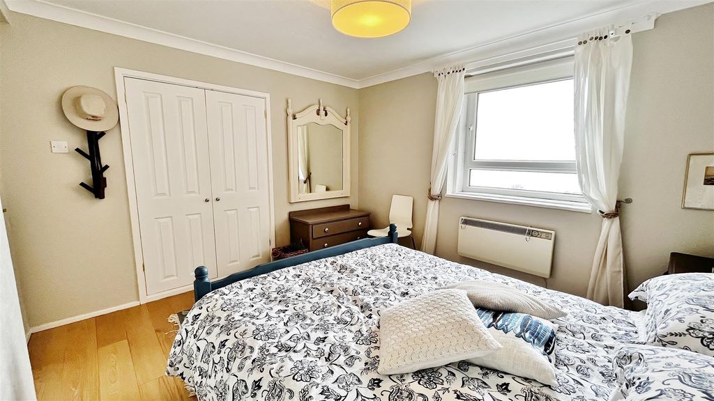 Additional image 16 of 2 bed flat for saleFrinton Court, The Esplanade, Frinton-On-Sea CO13