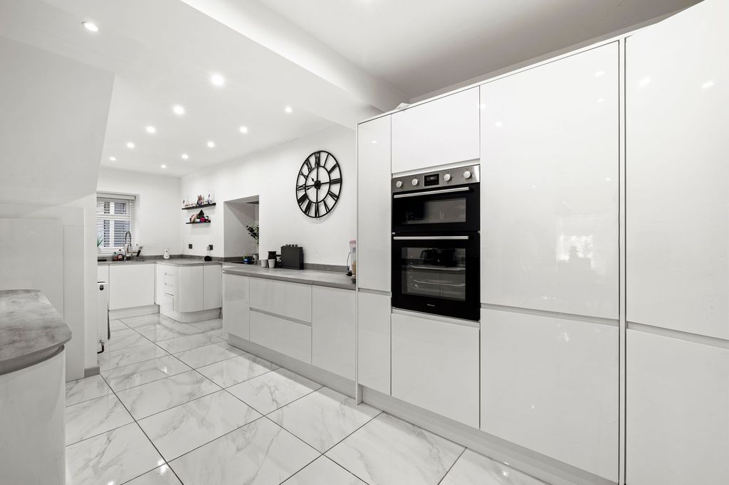 Property photo 3 of 31