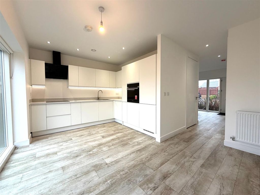 Property photo 3 of 12 Kitchen