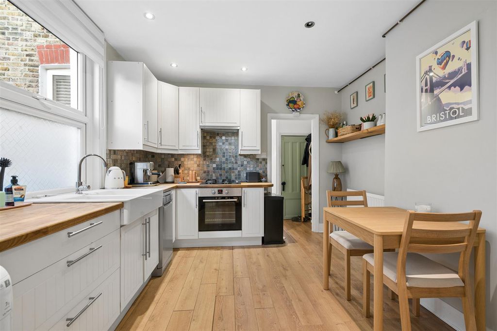 Property photo 1 of 14 21 Bruce Road Cr4 Kitchen 4.Jpg