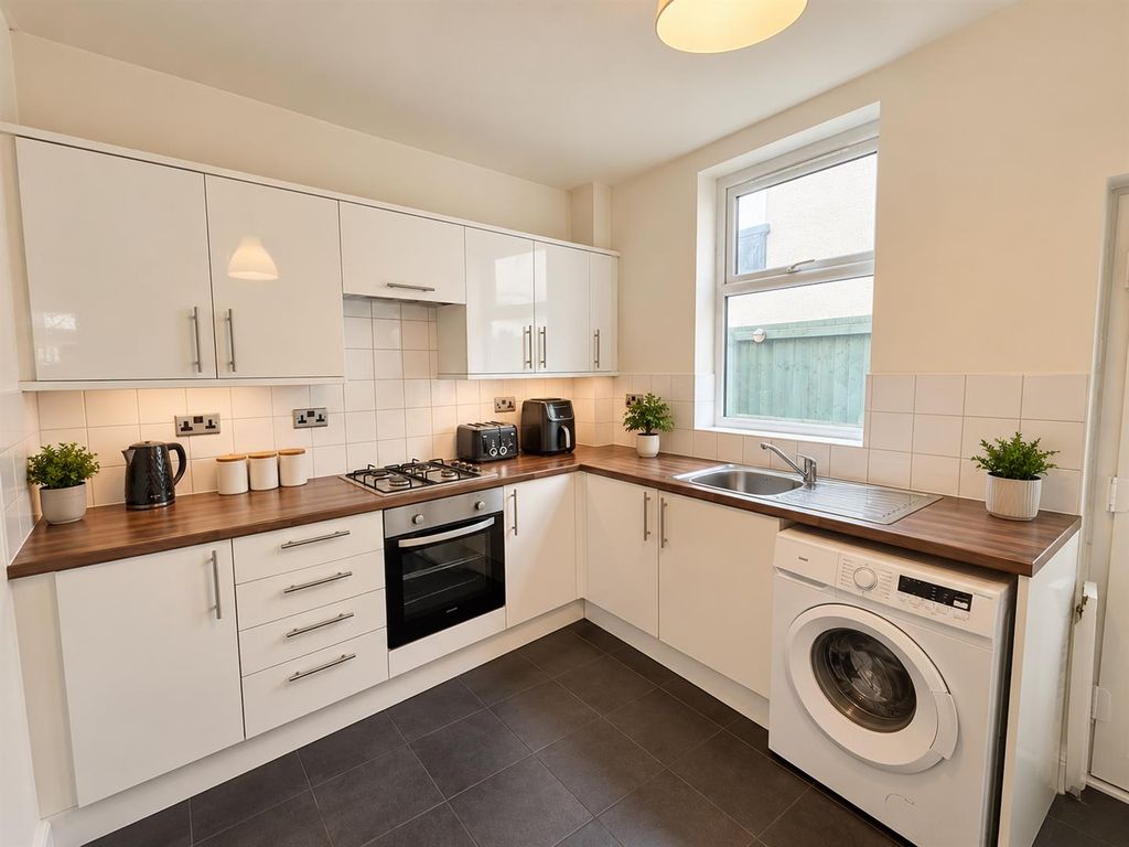 Property photo 2 of 9 Kitchen 165.Png