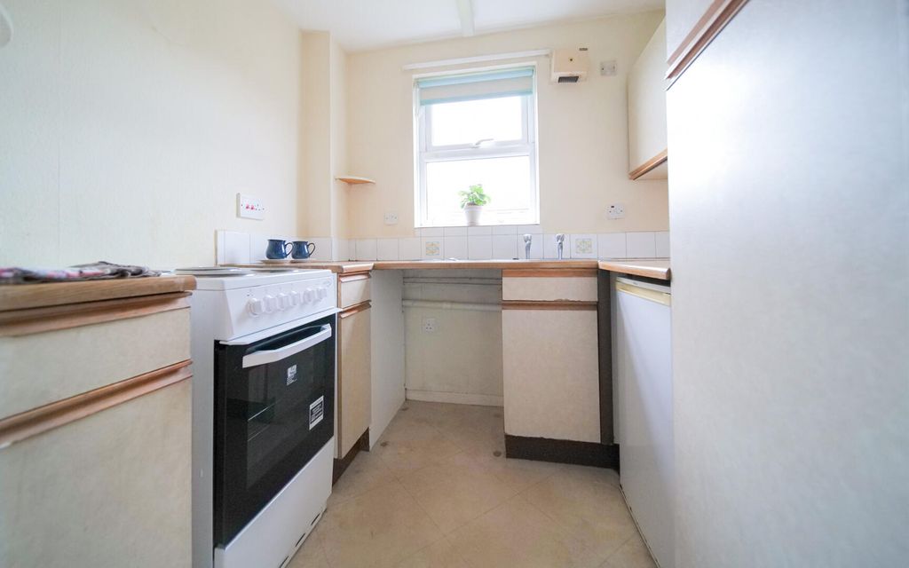 Property photo 3 of 7 Kitchen