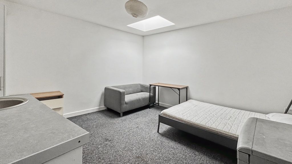 Property photo 2 of 4 Simple, Neutrally Decorated Single Bedroom With A ...