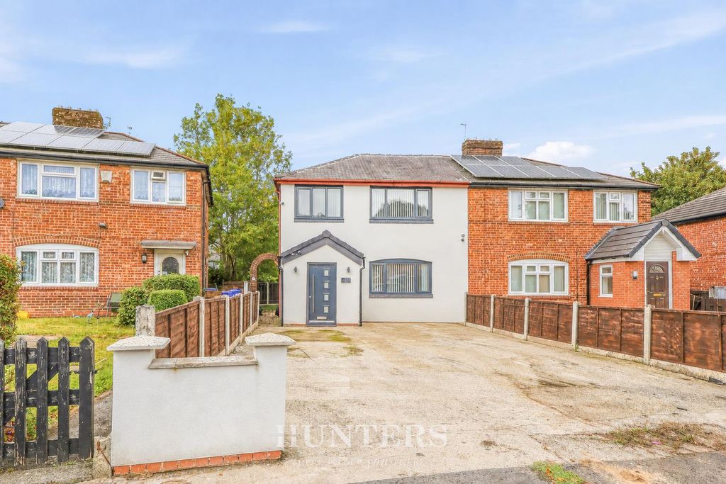 Property photo 1 of 17 Heathbank Road - Front