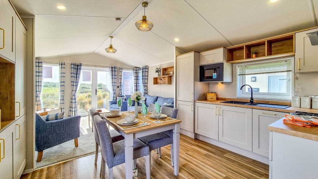 Property photo 2 of 18 Untitled 3