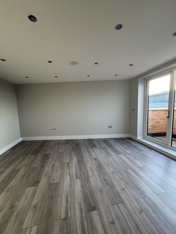 Property photo 1 of 8 Newly Built Three Bedroom With Three Bathroom Ideal For Professionals.