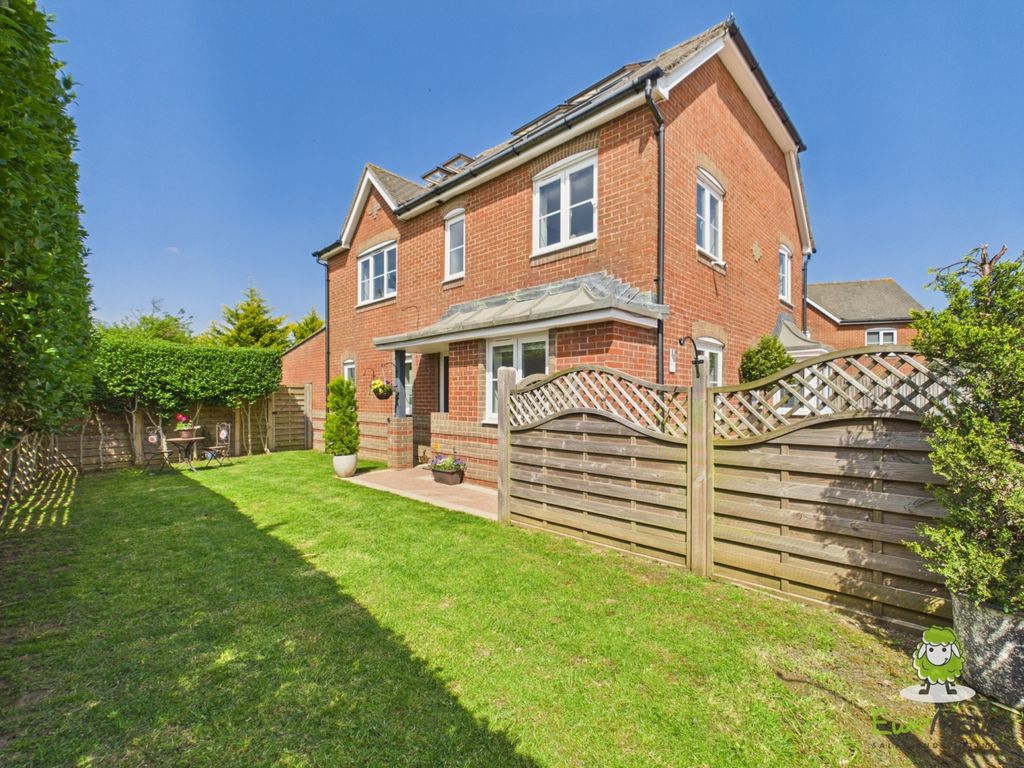 Property photo 1 of 49 Ewemove Estate Agents Basingstoke - 58 Dorset Cres