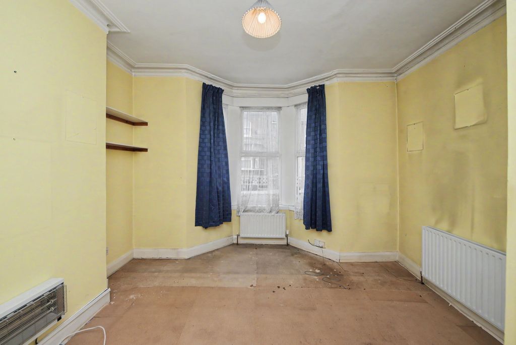 Property photo 2 of 11 Flat A, 54 Thurlow Hill, West Dulwich, London, Se21 8Jn