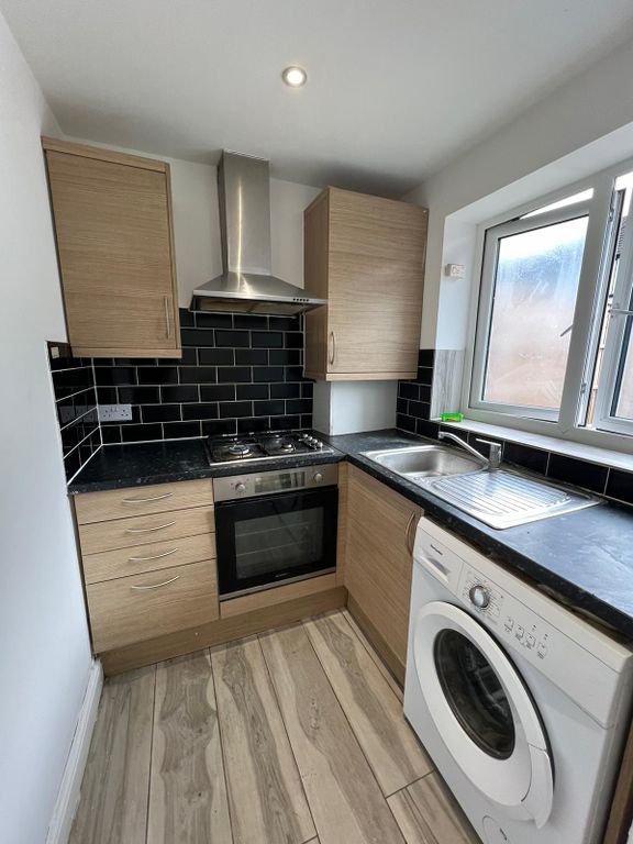 Property photo 1 of 8 Two Bedroom Ground Floor Flat Close To Chadwel Heath- 1800 Pcm