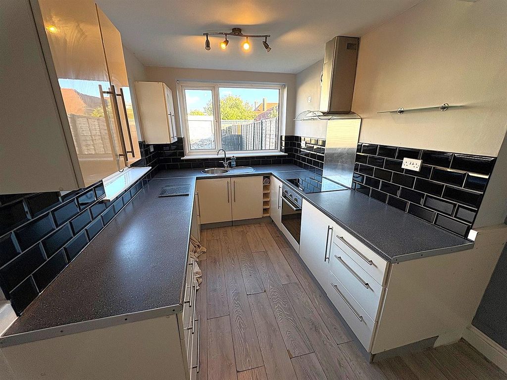 Property photo 3 of 12 Kitchen