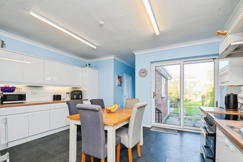 Property photo 3 of 17 Kitchen