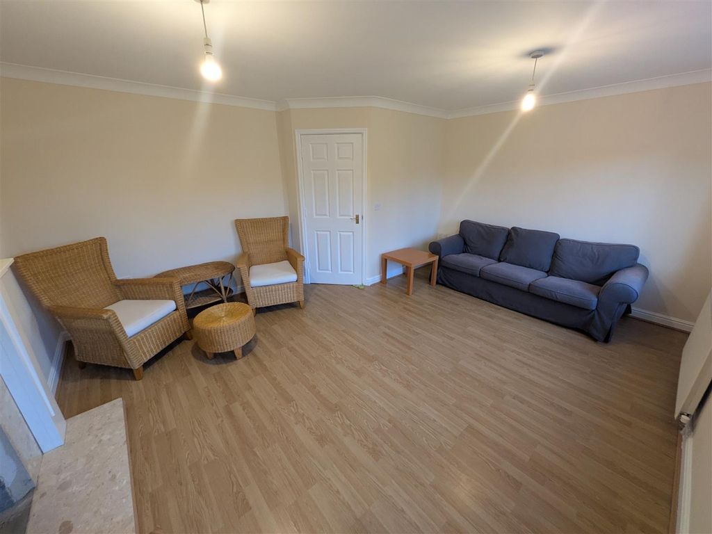 Property photo 3 of 21 Lounge