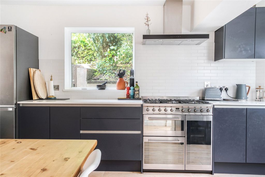 Property photo 3 of 12 Kitchen