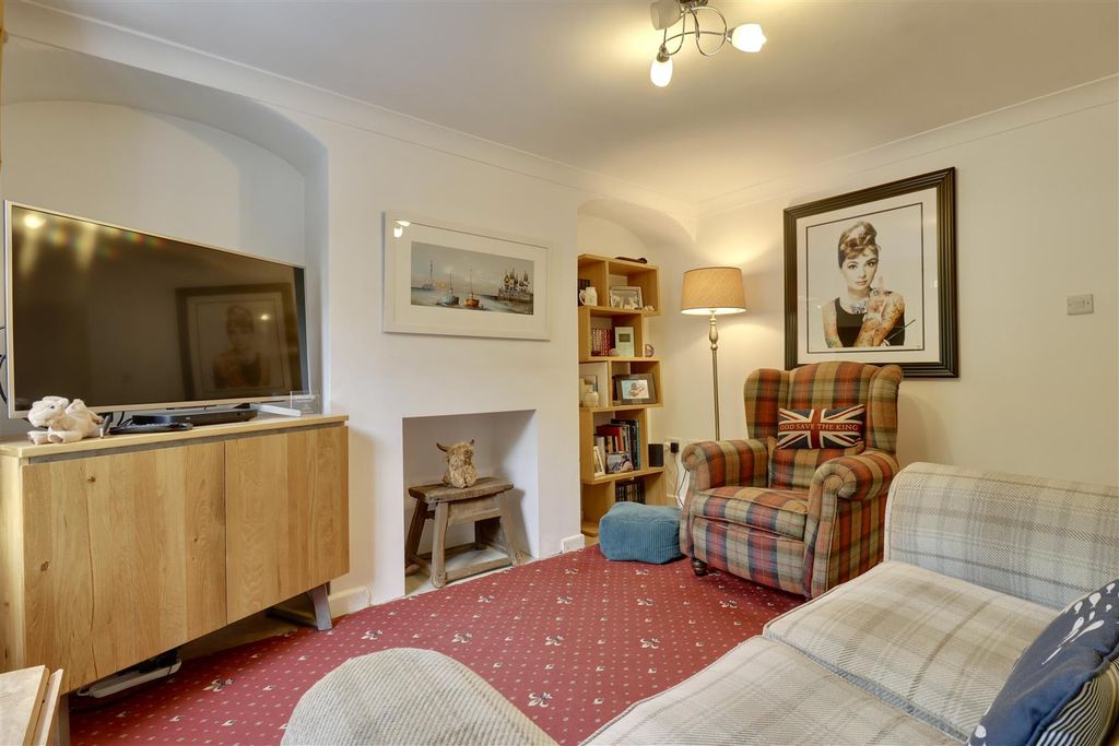 Property photo 3 of 33 Lounge