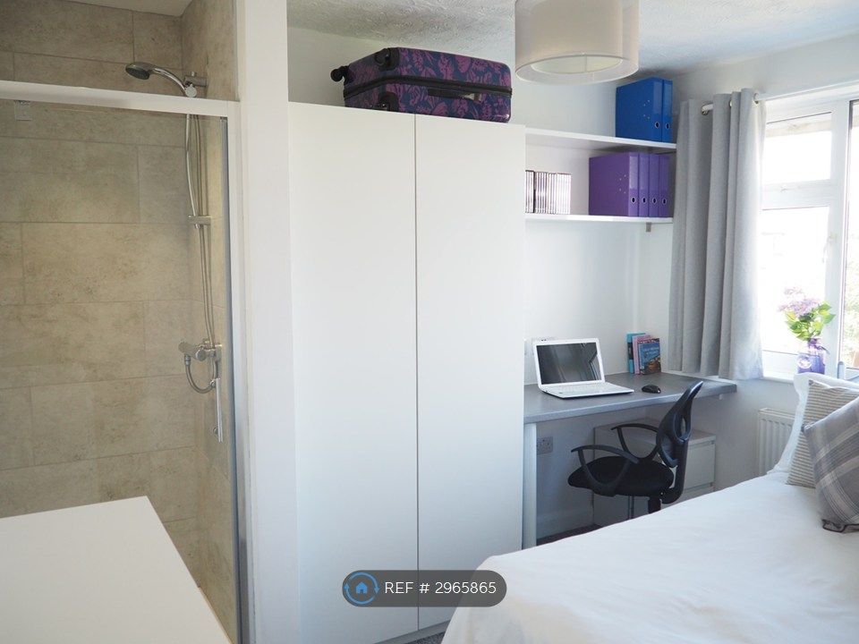 Property photo 3 of 8 Room 2