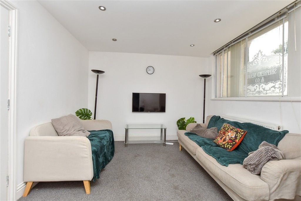Property photo 3 of 12 Lounge