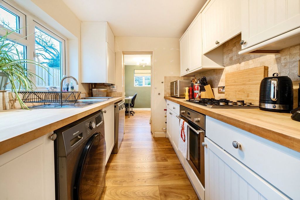 Property photo 3 of 10 Kitchen