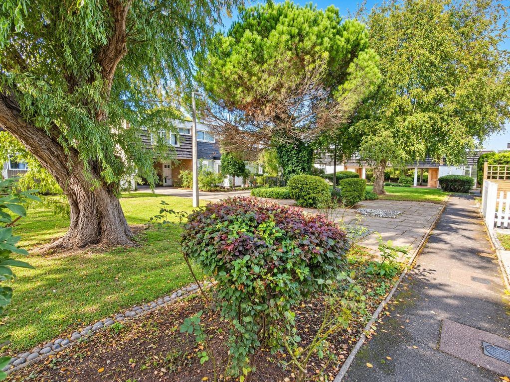 Property photo 2 of 12 Communal Garden