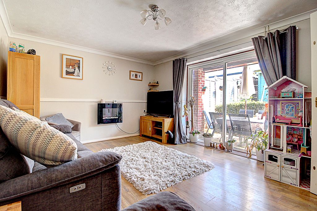 Property photo 3 of 17 Lounge