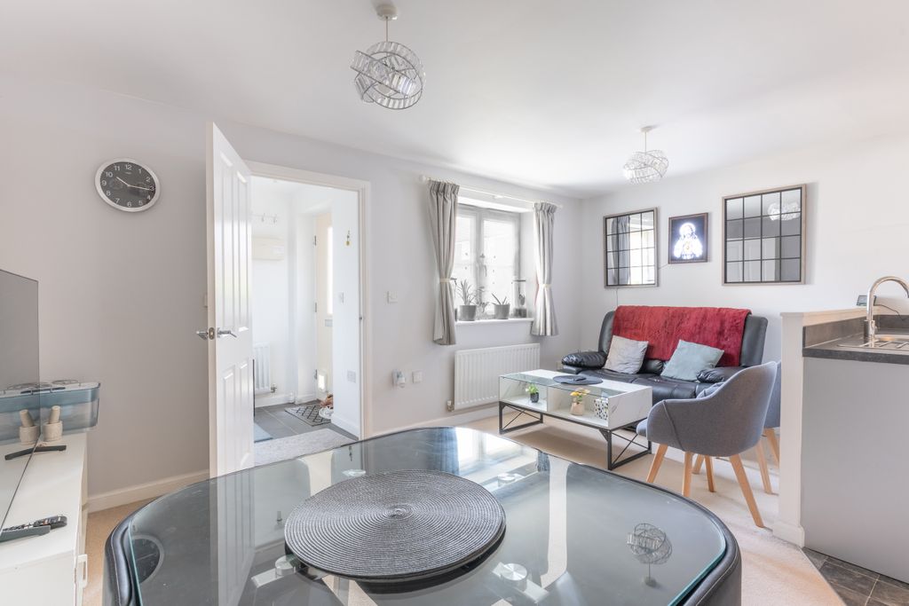 Property photo 2 of 15 43 Inkerman Close-9