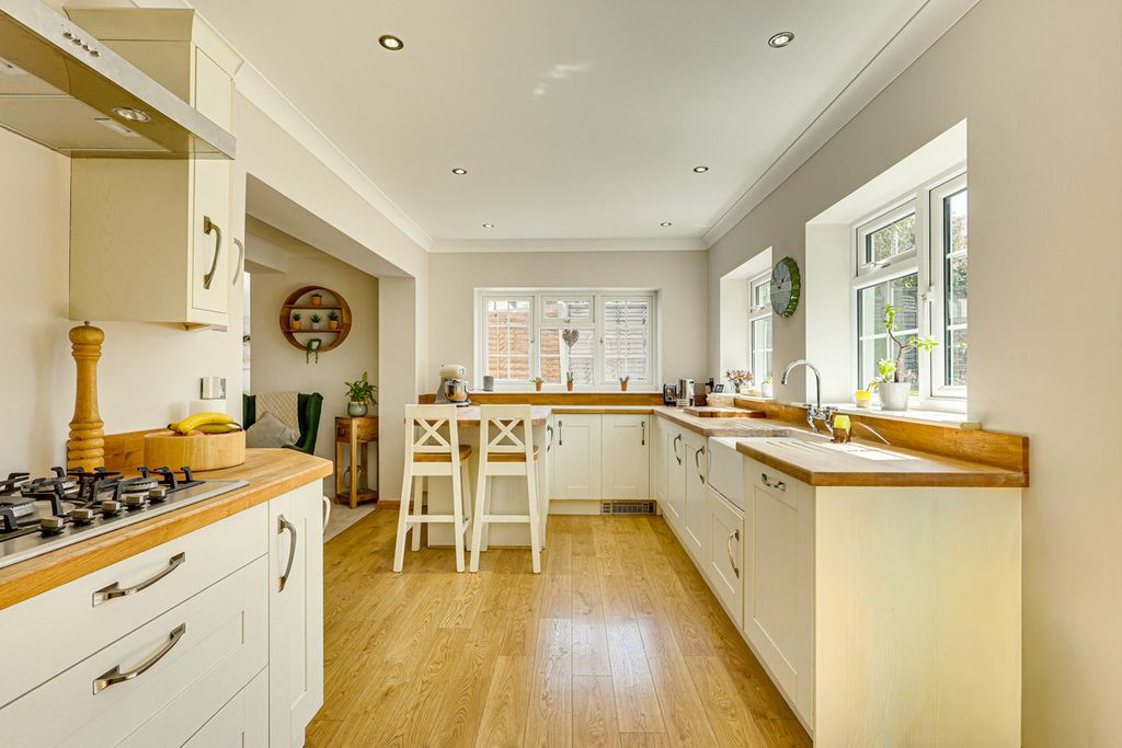 Property photo 2 of 33