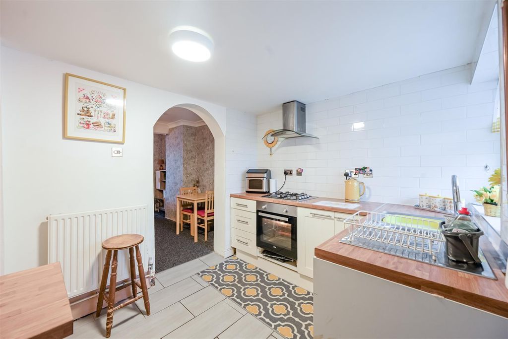 Property photo 3 of 21 Hall Street, Church Gresley (18).Jpg