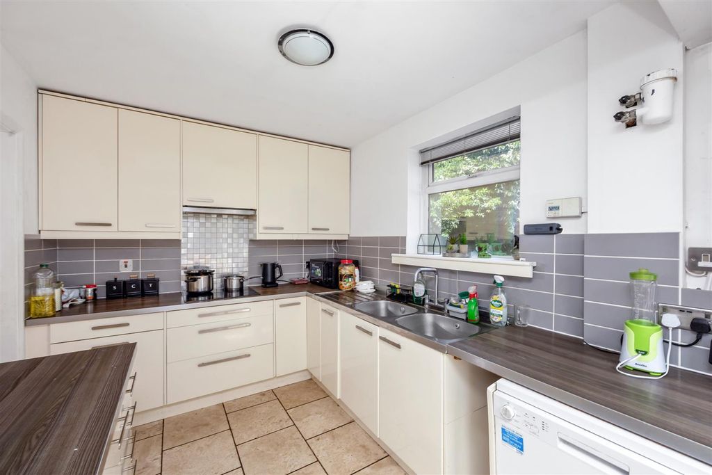 Property photo 3 of 23 Kitchen