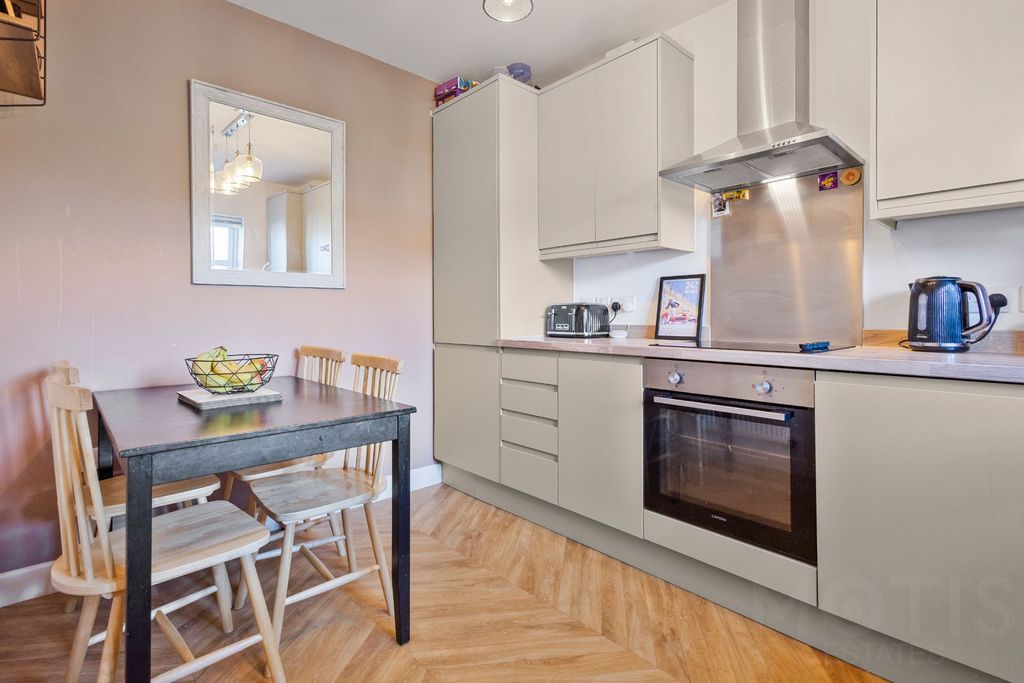 Property photo 3 of 16 Photo 5