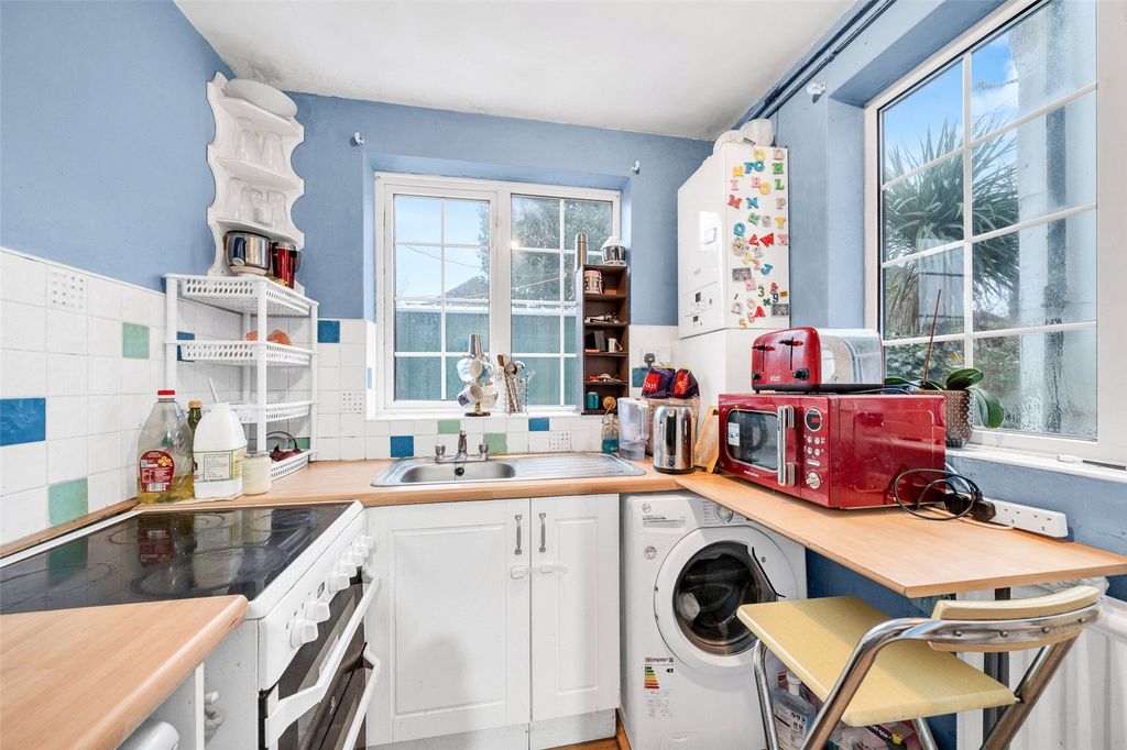Property photo 3 of 8 Kitchen