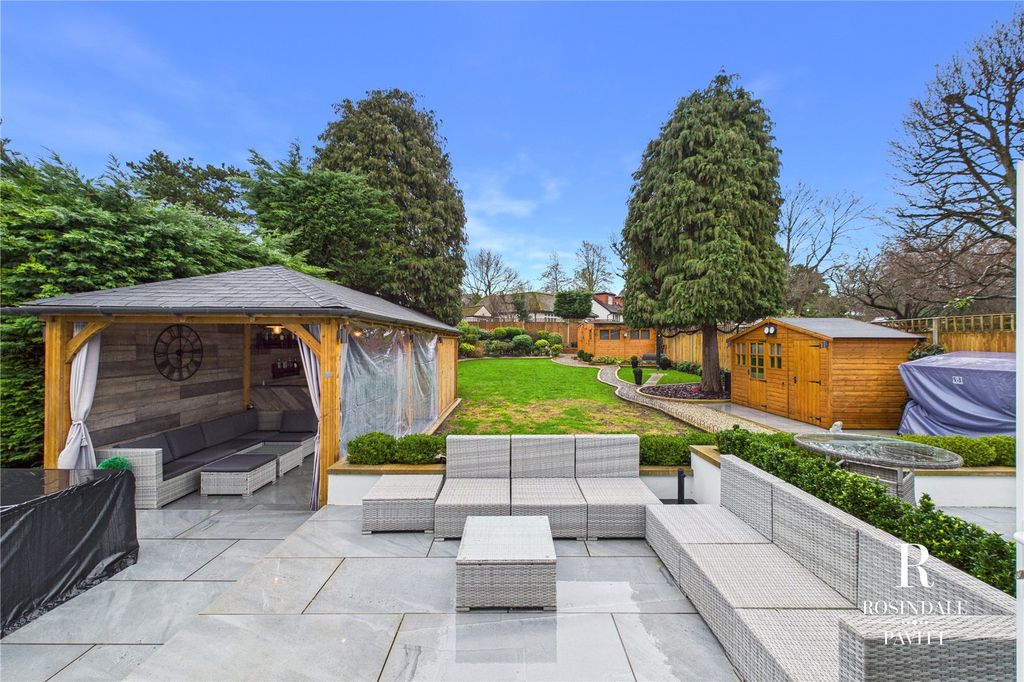 Property photo 2 of 46 Stunning Garden