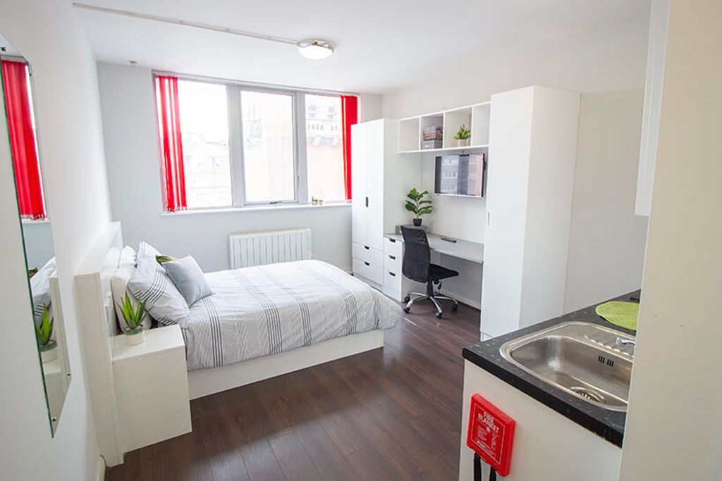 Property photo 2 of 6 Bright And Inviting Double Bedroom Featuring A Com...