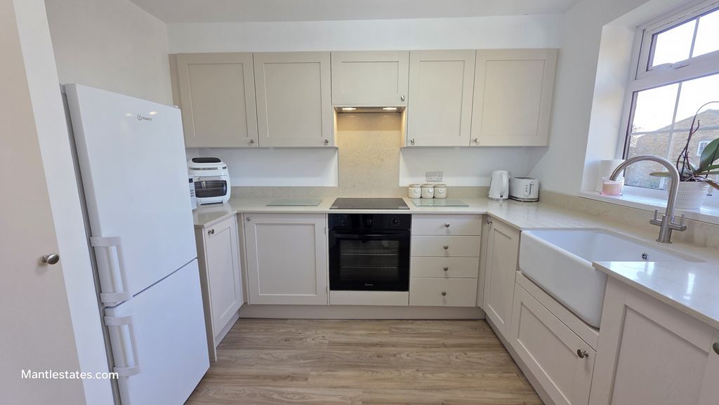 Property photo 2 of 18 Kitchen