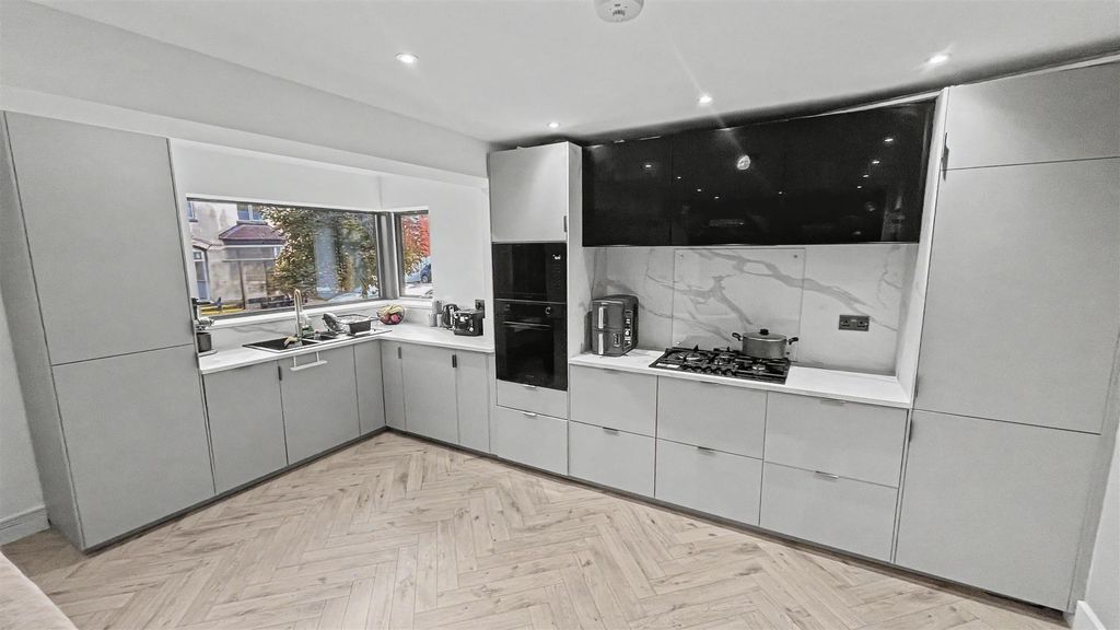 Property photo 3 of 20 Kitchen/Diner