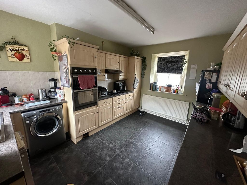 Property photo 3 of 10 Kitchen