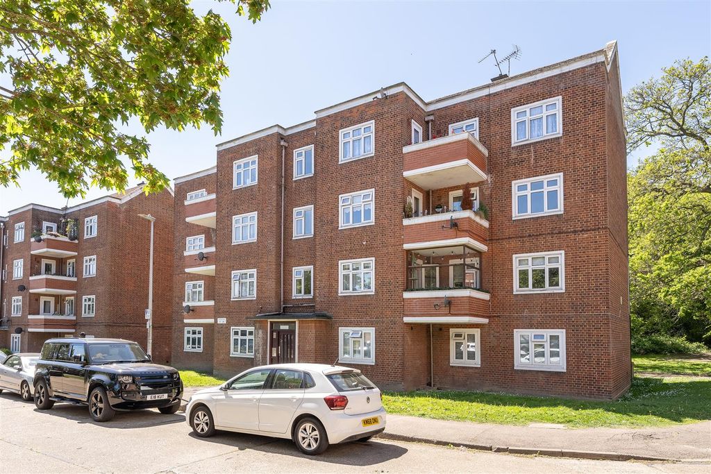 Property photo 1 of 21 Bradwell Close, E18