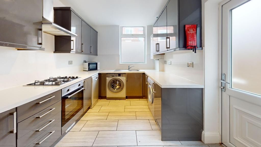 Property photo 1 of 12 A Bright And Tidy Double Bedroom Featuring A Study...