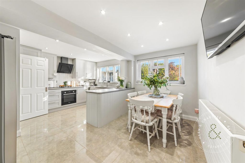 Property photo 2 of 31 Deepwood-Close-22.Jpg