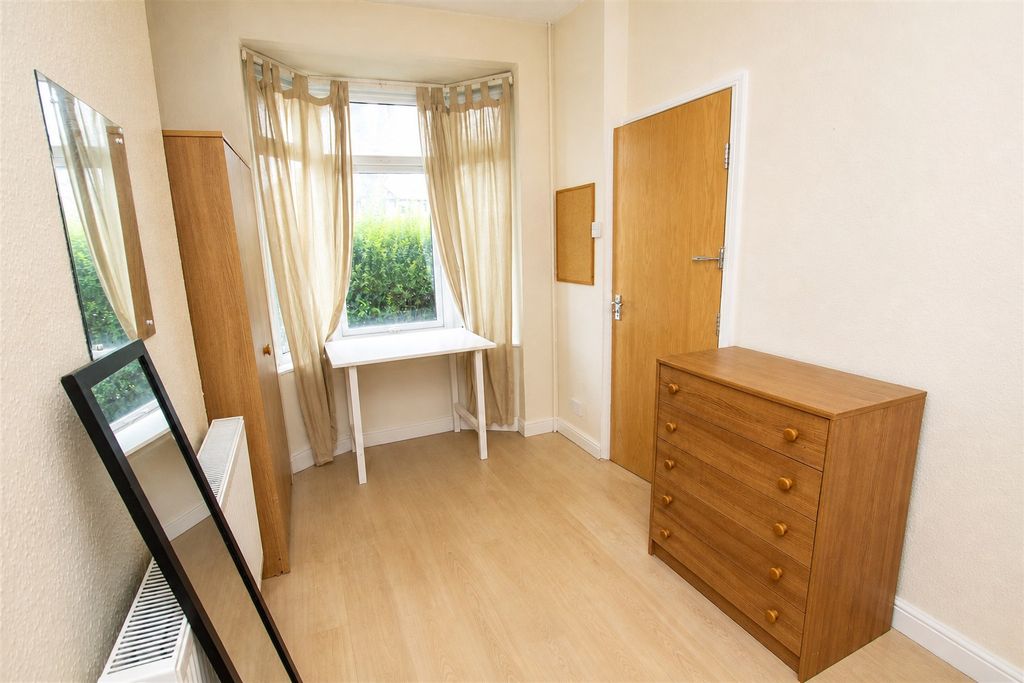 Property photo 3 of 8 Approach