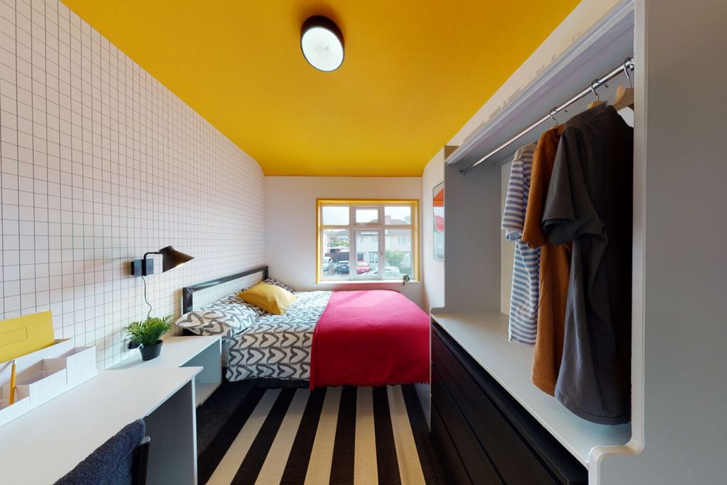 Property photo 1 of 5 Bright, Modern Double Bedroom With Patterned Beddi...