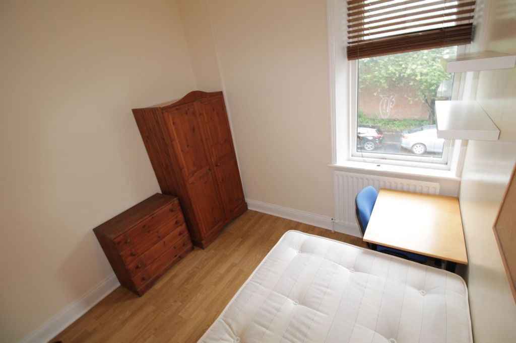 Property photo 3 of 14 Bright And Inviting Double Bedroom Featuring A Fit...