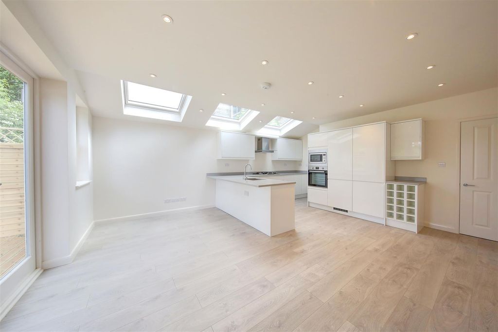 Property photo 3 of 12 68B_Earlsfield_Road_Reckit.Jpg