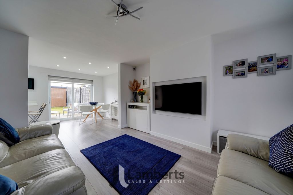 Property photo 2 of 23 Lounge