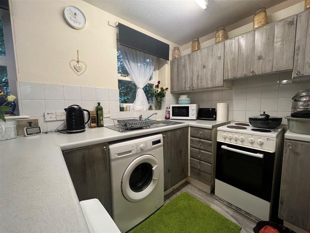Property photo 2 of 9 Kitchen 2.Jpg