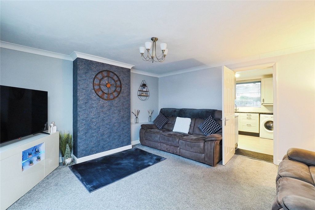 Property photo 3 of 14 Lounge