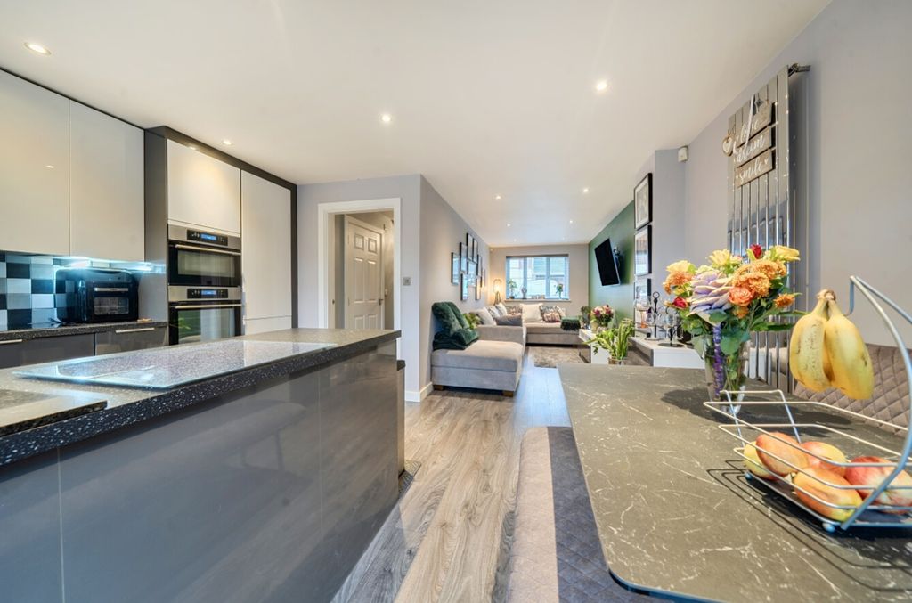 Property photo 3 of 28 1384972-16-6928c929Ef5Ae
