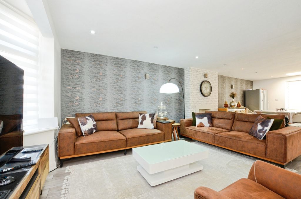 Property photo 3 of 20 Open Plan Living