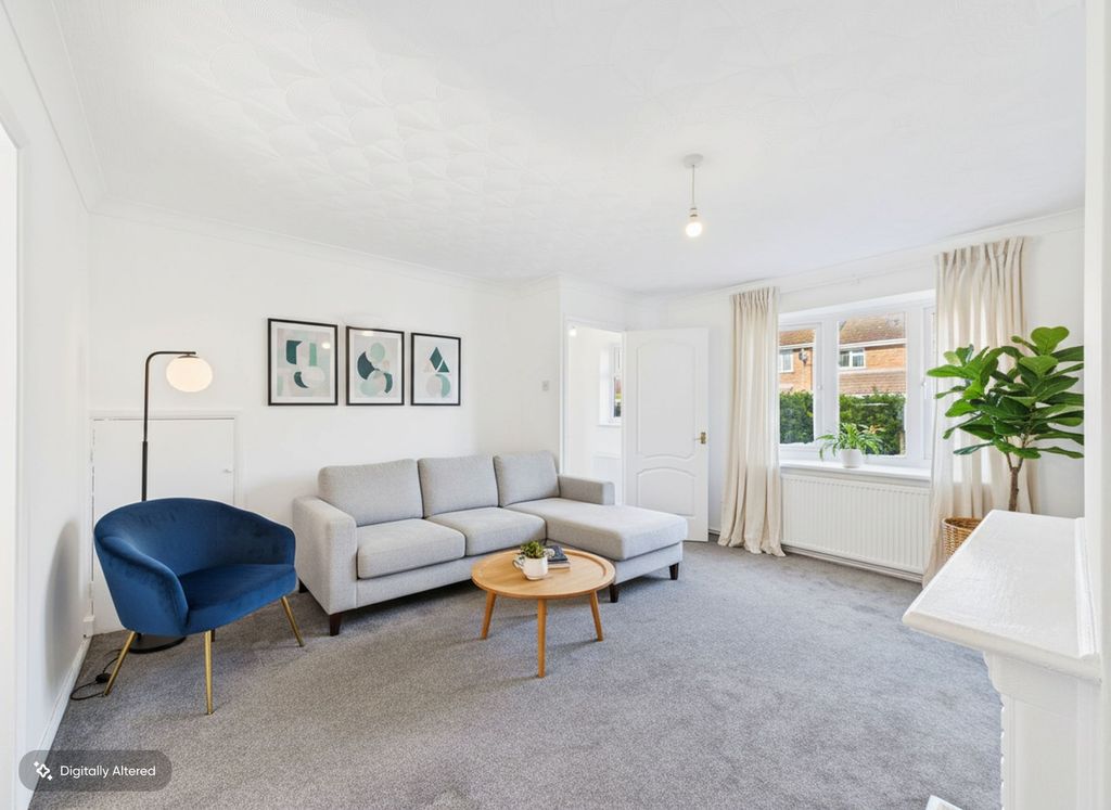 Property photo 3 of 16 Living / Lounge Room