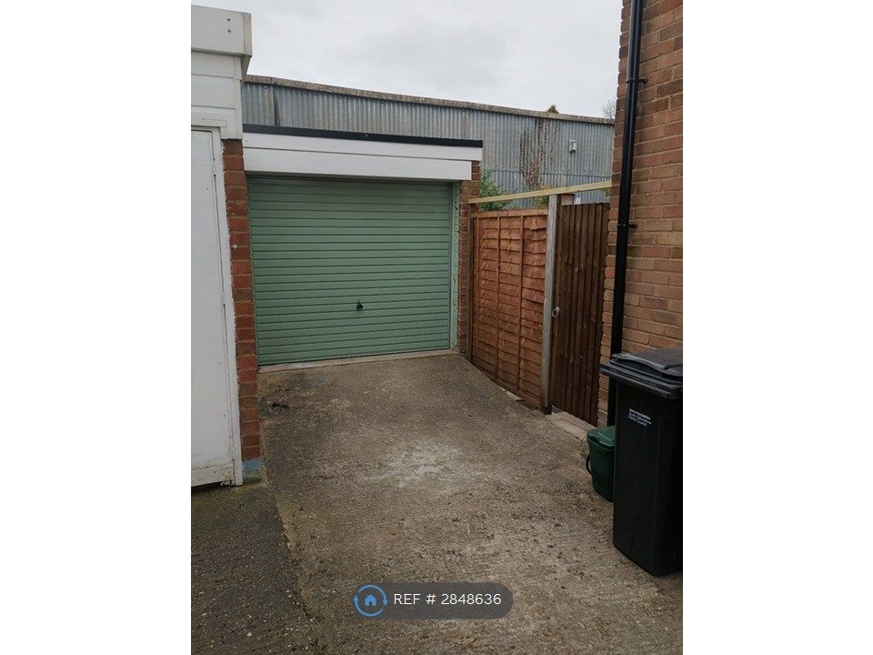 Property photo 2 of 18 Garage And Side Garden Access